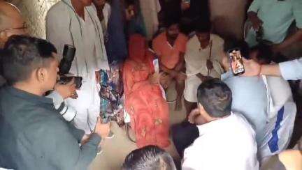 परबत्ता: नेता प्रतिपक्ष तेजस्वी यादव जानकीचक गांव पहुंचे, मृतक किसान के परिजनों से की मुलाकात