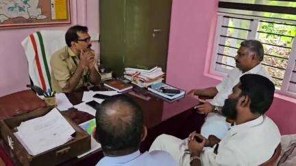 സുൽത്താൻബത്തേരി: കബനിഗിരിയിലെ പുലിയെ കൂടു വെച്ചു പിടികൂടണമെന്ന് ആവശ്യപ്പെട്ട് CPM ചെതലയം ഫോറസ്റ്റ് റെയിഞ്ച് ഓഫീസറെ ഉപരോധിച്ചു
