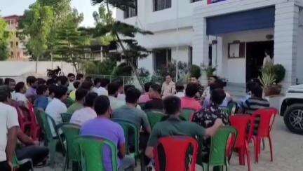 তুফানগঞ্জ ২: গ্রামীণ রাস্তায় পণ্যবোঝাই ট্রাক ও ডাম্পার চলাচল বন্ধ করতে বক্সিরহাট থানায় ট্রাক ও ডাম্পারের মালিকদের নিয়ে হল বৈঠক