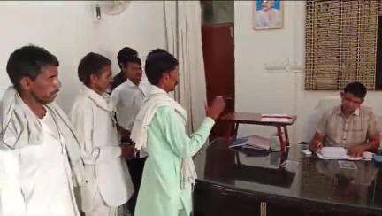 करौली: नानपुर में गोचर एवं श्मशान कुएं से गुमटी अतिक्रमण हटाने की मांग, लोगों ने कलेक्ट्रेट में ADM और MLA को सौंपा ज्ञापन