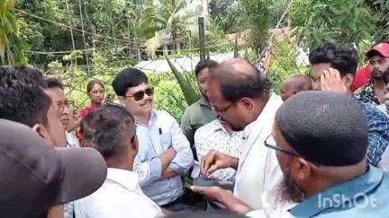 পোলবা-দাদপুর: পোলবার কোরোলা মোড় এলাকায় সরকারি জায়গায় দোকান ভাঙতে এলে বাধার মুখে পড়ল পি ডব্লিউ ডি র আধিকারিকরা