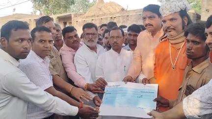 सहसवान: सहसवान तहसील के जामिनी गाँव में आँधी तूफान से हुई आगजनी के 69 परिवारों को बिल्सी विधायक ने चेक वितरित किए