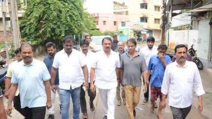 ఇబ్రహీంపట్నం: న్యూ గడ్డి అన్నారంలో భారీ వర్షాల నేపథ్యంలో పరిస్థితులను అడిగి తెలుసుకున్న ఎమ్మెల్యే దేవీ రెడ్డి సుధీర్ రెడ్డి