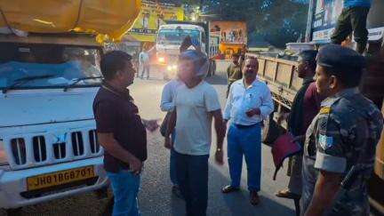 ओरमांझी: मेसरा, कचहरी चौक और मोरहाबादी में जिला परिवहन पदाधिकारी ने चलाया जांच अभियान, 26 वाहनों से वसूला जुर्माना