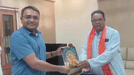 ସମ୍ବଲପୁର ମ୍ୟୁନିସିପାଲଟି: ନନ୍ଦପଡା ଶୀତଳଷଷ୍ଠୀ ଯାତ୍ରା କମିଟି ମୁଖ୍ୟ ସଂଯୋଜକ ଜିଲ୍ଲାପାଳଙ୍କୁ କାର୍ଯ୍ୟାଳୟରେ କଲେ ସାକ୍ଷାତ