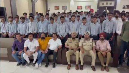 ਫਾਜ਼ਿਲਕਾ: ਦਾਣਾ ਮੰਡੀ ਗੇਟ ਨੇੜੇ ਨਿੱਜੀ ਪੈਲਸ ਵਿੱਚ ਯੁੱਧ ਨਸ਼ਿਆਂ ਵਿਰੁੱਧ ਤਹਿਤ ਸੰਪਰਕ ਸੈਮੀਨਾਰ ਦਾ ਆਯੋਜਨ, ਆਈ ਜੀ ਬਲਜੋਤ ਸਿੰਘ ਰਾਠੋੜ ਪਹੁੰਚੇ