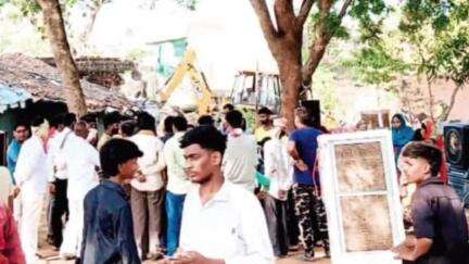 बसना: नगर पंचायत बसना स्थित तहसील कार्यालय के पास प्रशासन ने कब्जाधारियों को हटाया