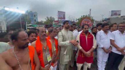 హుజూరాబాద్: పట్టణంలోని రామాలయంలో విమానా శిఖర ప్రతిష్టాపన మహోత్సవ కార్యక్రమంలో పాల్గొన్న త్రిదండి రామానుజ జీయర్ స్వామి