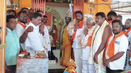 ధర్మారం: హనుమాన్ జయంతి సందర్భంగా పలు దేవాలయాలను దర్శించిన ధర్మపురి ఎమ్మెల్యే అడ్డూరి లక్ష్మణ్ కుమార్