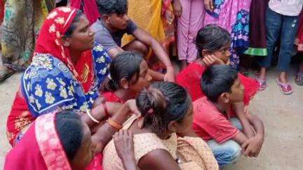 गोला: सोसोकला गांव में ईंटों से लदा ट्रैक्टर पलटने से एक व्यक्ति की मौत, गांव में छाया मातम