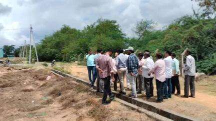 బోధన్: రెంజల్ మండలంలో సర్వేనెంబర్ 341 ఏ లో ప్రభుత్వ భూమిని పరిశీలించిన అదనపు కలెక్టర్ కిరణ్ కుమార్
