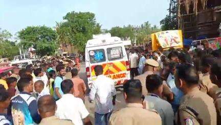 சேலம்: அக்ரகாரம் புத்தூர் எருதாட்டு விழாவில் மாடு முட்டி காவலர் படுகாயம் மருத்துவமனையில் அனுமதி