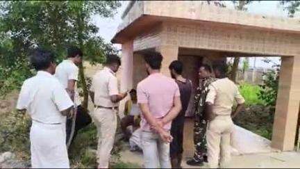 मोहनिया: बरेज गांव के पास रेलवे ट्रैक पर जान देने आई युवती को ग्रामीणों ने बचाकर पुलिस को सौंपा