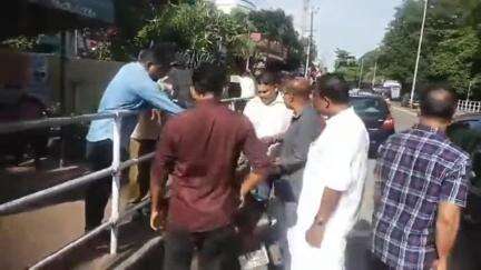 കൊല്ലം: ആശ്രാമത്ത് സ്കൂട്ടർ നിയന്ത്രണം വിട്ട് മറിഞ്ഞ് ദമ്പതികൾക്ക് പരിക്കേറ്റു