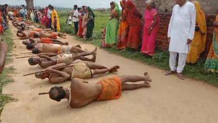 गोला: मंडा पर्व को लेकर पूरबडीह में लोटन सेवा का आयोजन, ज़मीन पर लोटते हुए मंदिर पहुंचे शिव भक्त