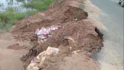 কৈলাশহর: কৈলাসহর সোনামার এলাকায় বেশ কয়েকটি বাড়িতে বৃষ্টির জল প্রবেশ করেছে তাই পরিদর্শন করলেন পুরপরিষদের চেয়ারপারসন