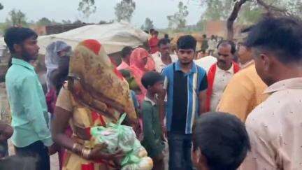 सहसवान: सोनबूढ़ी में आंधी तूफान के कारण हुए अग्निकांड के पीड़ित परिवारों को भाजपा जिला उपाध्यक्ष ने वितरित किए भोजन के पैकेट