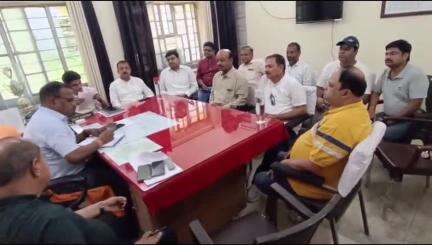 बांसवाड़ा: उदयपुर रोड स्थित बिजली विभाग में बार बार बिजली कटौती से परेशान उद्यमियों ने जताई नाराजगी #jansamasya