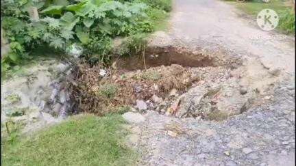 রায়গঞ্জ: ক'দিনের বৃষ্টিতে কশাবা মাহাসোতে ভাঙল রাস্তা, সমস্যায় সাধারণ মানুষ, মেরামতের আশ্বাস উপপ্রধানের #jansamasya