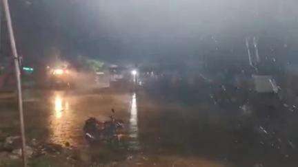 आसपुर: तेज हवाओं के साथ हुई झमाझम बारिश, बिजली हुई गुल