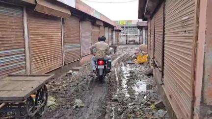 वैजापूर: शहरातील नवीन भाजी मंडई ही मंडई नव्हे तर गटार, दुर्गंधीने नागरिक त्रस्त; आरोग्यालाही धोका #Jansamasya