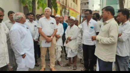 ಬಸವನ ಬಾಗೇವಾಡಿ: ಪಟ್ಟಣದ ಡಿಸಿಸಿ ಬ್ಯಾಂಕಿನ ಪಕ್ಕದಲ್ಲಿ ನೂತನವಾಗಿ ಕಟ್ಟಲಾಗುತ್ತಿರುವ ಸಹಕಾರಿ ಬ್ಯಾಂಕ್ ಕಟ್ಟಡ ಪರಿಶೀಲಿಸಿದ ಸಚಿವ ಶಿವಾನಂದ ಪಾಟೀಲ