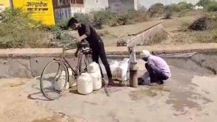 करेरा: #jansamsya वार्ड क्र.12 व 13 में पिछले तीन सालों से बनी पानी की समस्या,वार्डवासी पानी के लिए एक ही हैंडपंप पर निर्भर