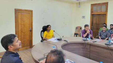 নলবাৰী: চহৰস্থিত DCঅফিচত জিলা আয়ুক্ত  বৰ্ণালী ডেকাই অতিৰিক্ত জিলা আয়ুক্ত আৰু বিভাগীয় বিষয়াৰ উপস্থিতিত জিলা স্বাস্থ্য সমাজৰ বৈঠক