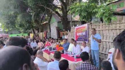 মানকাচৰ: মানকাচৰ ৰাজহ চক্ৰৰ অন্তৰ্গত ফুলেৰচৰ ৪ৰ্থ খণ্ড গাঁৱত জিলা দুৰ্যোগ ব্যৱস্থাপনাৰ উদ্দ্যগত বাৰিষাৰ বাবে সজাগতা সভা