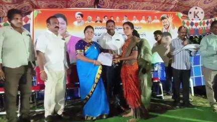 సత్తుపల్లి: బేతుపల్లి గ్రామంలో  లబ్ధిదారులకు ఇందిరమ్మ ఇళ్ల పట్టాలు పంపిణీ సత్తుపల్లి ఎమ్మెల్యే మట్ట రాగమయి