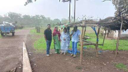 नोआमुंडी: बड़ा जामदा में बारिश से क्षतिग्रस्त घरों का निरीक्षण करने पहुंचे पदाधिकारी