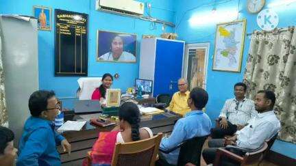 ঝাড়গ্রাম: স্মারক সম্মানে ভূষিত হলেন ঝাড়গ্রাম জেলা পরিষদের সভাধিপতি  চিন্ময়ী মারান্ডি