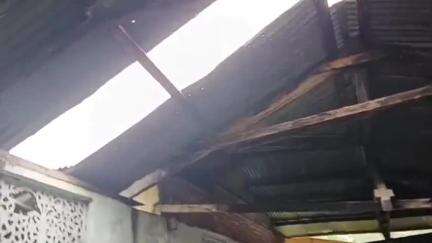 ডিফু: দুৱাৰবাগৰিৰ কাৰ্বিক এলপি স্কুলৰ গৃহৰ জৰাজীৰ্ণ ৰূপ, বৰষুণত তিতিছে শিক্ষাৰ্থী #jansamasya