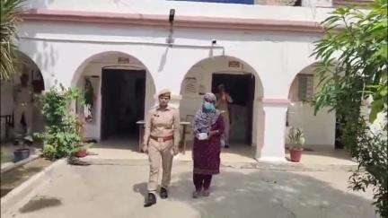देवबंद: थाना नागल पुलिस ने उमाही भत्ते के पास से एक शातिर नशा तस्कर महिला को किया गिरफ्तार, 12 ग्राम अवैध स्मेक बरामद