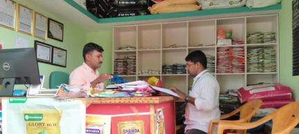 ವಡಗೇರಾ: ಕೋನಹಳ್ಳಿ ಗ್ರಾಮದ ಕೃಷಿ ಮಾರಾಟ ಮಳಿಗೆ ಗಳಿಗೆ ಕೃಷಿ ಅಧಿಕಾರಿ ಗಣಪತಿ ಭೇಟಿ ಬಿತ್ತನೆ ಬೀಜ ಪರಿಶೀಲನೆ