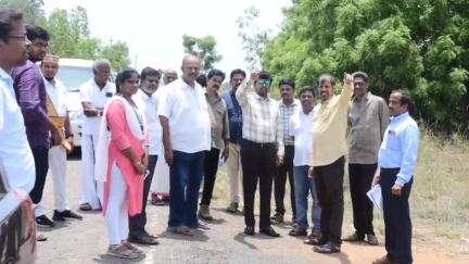 திருப்போரூர்: பையனூரில் உள்ள திரைப்பட நகரத்தில் திரைப்பட தொழிலாளர்களுக்கு வீடு கட்டுவதற்காக ஒதுக்கப்பட்டுள்ள இடத்தினை மாவட்ட ஆட்சியர் ஆய்வு