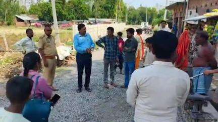 बिसवां: शिवपुरी गांव में पुलिस और ब्लॉक स्तरीय अधिकारियों ने खुलवाया बंद पड़ा नाला