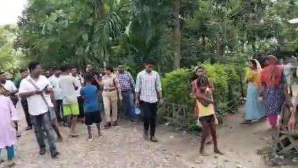 ধুবুৰী ভাগ: গৌৰীপুৰত হত্যাকাণ্ডক কেন্দ্ৰ কৰি এতিয়াও চলি আছে চেপা উত্তেজনা,ঘটনাস্থলী পৰিদৰ্শন Forensic আৰু ধুবুৰী আৰক্ষীৰ দ’ল
