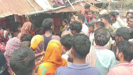 हसनगंज: नवादा गांव में ग्रामीणों ने बच्चा खिलाने वाली महिला को बाली छीनकर भागने के आरोप में पकड़ा, किया हंगामा
