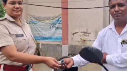 सोनबरसा: सोनबरसा पुलिस ने चोरी की बाइक बरामद कर वाहन स्वामी को सौंपी