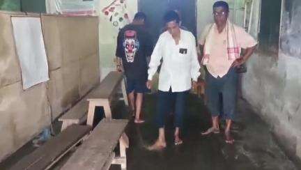 উত্তৰ লক্ষীমপুৰ: ঘূণাসুতিত লো শলীয়া প্ৰাথমিক বিদ্যালয়ত এজাক বৰষুণ দিলেই ভিতৰত পৰে পানী, সমস্যাত পৰিছে ৪০ গৰাকী ছাত্ৰ-ছাত্ৰী #jansamasya