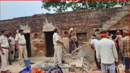 काको: पहल बीघा गांव में आर्म्स एक्ट के फरार 2 अभियुक्तों के घर की कुर्की जब्ती, थाना अध्यक्ष ने दी जानकारी