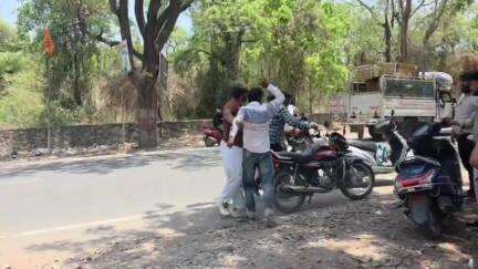आबू रोड: आबूरोड के गोयल हॉस्पिटल के पास दो गुटों के चार लोगों के बीच लात-घुसे चले, घटना में एक युवक हुआ लहूलूहान