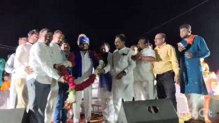 जळगाव: पालकमंत्री गुलाबराव पाटील यांचा पाळधी येथे जाहीर सन्मान ग्रामस्थांच्या वतीने करण्यात आला
