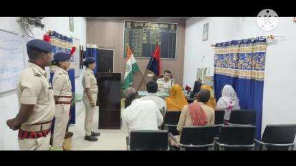 बगहा: बगहा में एसपी जन सुनवाई के दौरान लोगों की समस्याओं से रूबरू हुए