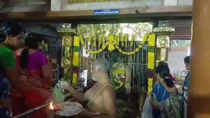 செங்கோட்டை: தக்ஷிணாமூர்த்தி ஆலயத்தில் வியாழக்கிழமை முன்னிட்டு சிறப்பு அபிஷேக ஆராதனைகள் நடைபெற்றன ஏராளமான மக்கள் பங்கேற்பு