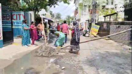 রায়গঞ্জ: রায়গঞ্জ মেডিকেল কলেজের বর্জ্য জল বাড়ির সামনের রাস্তায় জমে থাকার অভিযোগে উকিলপাড়ায় পথ অবরোধ স্থানীয়দের