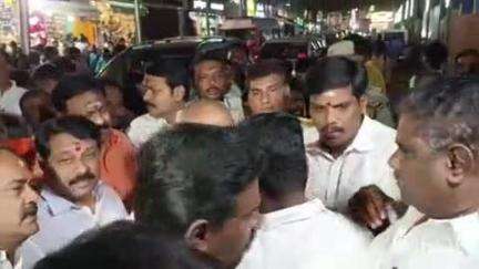 மதுரை தெற்கு: மீனாட்சி அம்மன் கோவிலில் சாமி தரிசனம் செய்த மகாராஷ்டிரா ஆளுநர் சிபி ராதாகிருஷ்ணன், பாஜக மாநில தலைவர் நைனார் நாகேந்திரன்