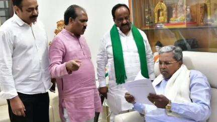 ಧಾರವಾಡ: ಜಿಲ್ಲೆಯ ಅಭಿವೃದ್ಧಿ ಕಾಮಗಾರಿಗಳಿಗೆ ಹೆಚ್ಚಿನ ಅನುದಾನಕ್ಕೆ ಬೆಂಗಳೂರಿನಲ್ಲಿ ಸಿಎಂಗೆ ಕ್ಷೇತ್ರದ ಶಾಸಕರ ನೇತೃತ್ವದಲ್ಲಿ ಮನವಿ
