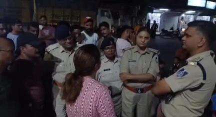पनागर: रांझी थाने के सामने फुल गॉस्पल चर्च के पास्टर पर FIR की मांग को लेकर हिंदुवादी महिलाओं ने किया चक्का जाम